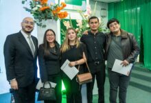 El rector Dámaso Anaya Alvarado entregó un reconocimiento a estudiantes de la Facultad de Comercio y Administración Victoria por obtener el segundo lugar nacional con el sistema contable CHUDBI.