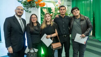 El rector Dámaso Anaya Alvarado entregó un reconocimiento a estudiantes de la Facultad de Comercio y Administración Victoria por obtener el segundo lugar nacional con el sistema contable CHUDBI.