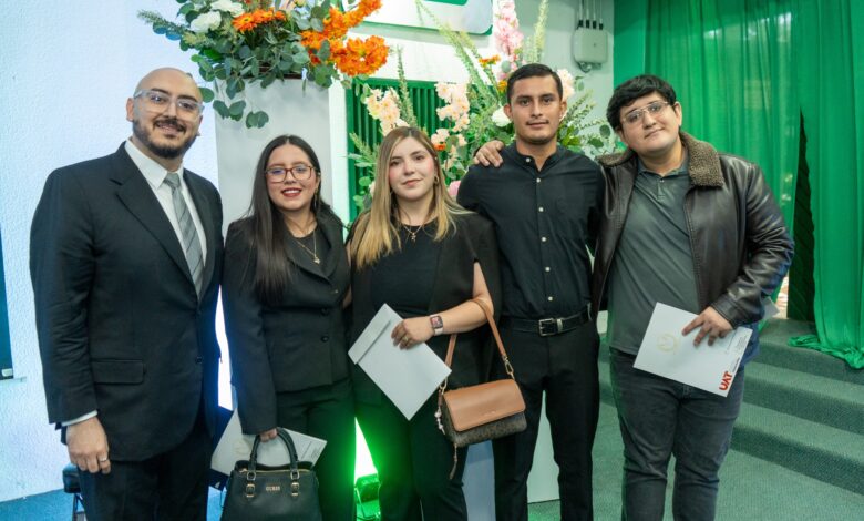 El rector Dámaso Anaya Alvarado entregó un reconocimiento a estudiantes de la Facultad de Comercio y Administración Victoria por obtener el segundo lugar nacional con el sistema contable CHUDBI.