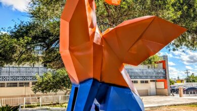 La UAT develó “La huella de COVECO”, escultura de 4.5 metros creada por Álvaro Cuevas e instalada en la Facultad de Comercio de Nuevo Laredo.