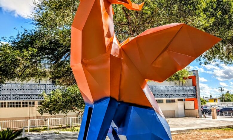 La UAT develó “La huella de COVECO”, escultura de 4.5 metros creada por Álvaro Cuevas e instalada en la Facultad de Comercio de Nuevo Laredo.