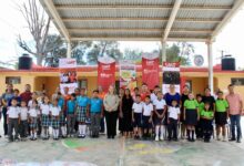 Isolda Rendón de Anaya, presidenta de Familia UAT, encabezó la entrega de más de 350 paquetes de útiles escolares en nueve primarias rurales de Ciudad Victoria y Güémez.