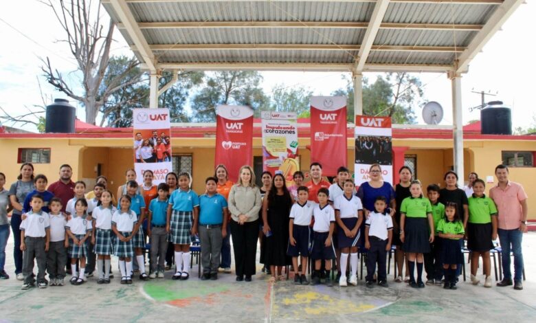 Isolda Rendón de Anaya, presidenta de Familia UAT, encabezó la entrega de más de 350 paquetes de útiles escolares en nueve primarias rurales de Ciudad Victoria y Güémez.