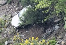 Un conductor salió ileso tras derrapar y caer a un barranco en la carretera Victoria-Tula. El vehículo quedó cuatro metros debajo de la vía.