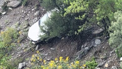 Un conductor salió ileso tras derrapar y caer a un barranco en la carretera Victoria-Tula. El vehículo quedó cuatro metros debajo de la vía.