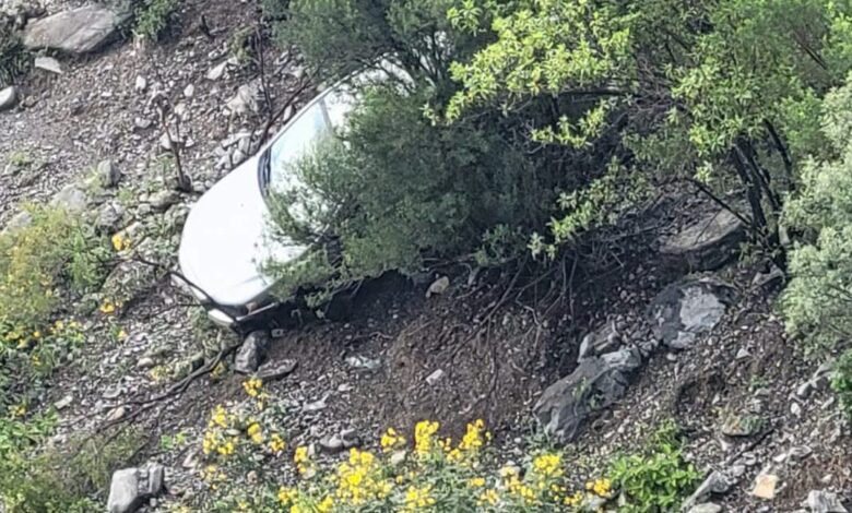 Un conductor salió ileso tras derrapar y caer a un barranco en la carretera Victoria-Tula. El vehículo quedó cuatro metros debajo de la vía.
