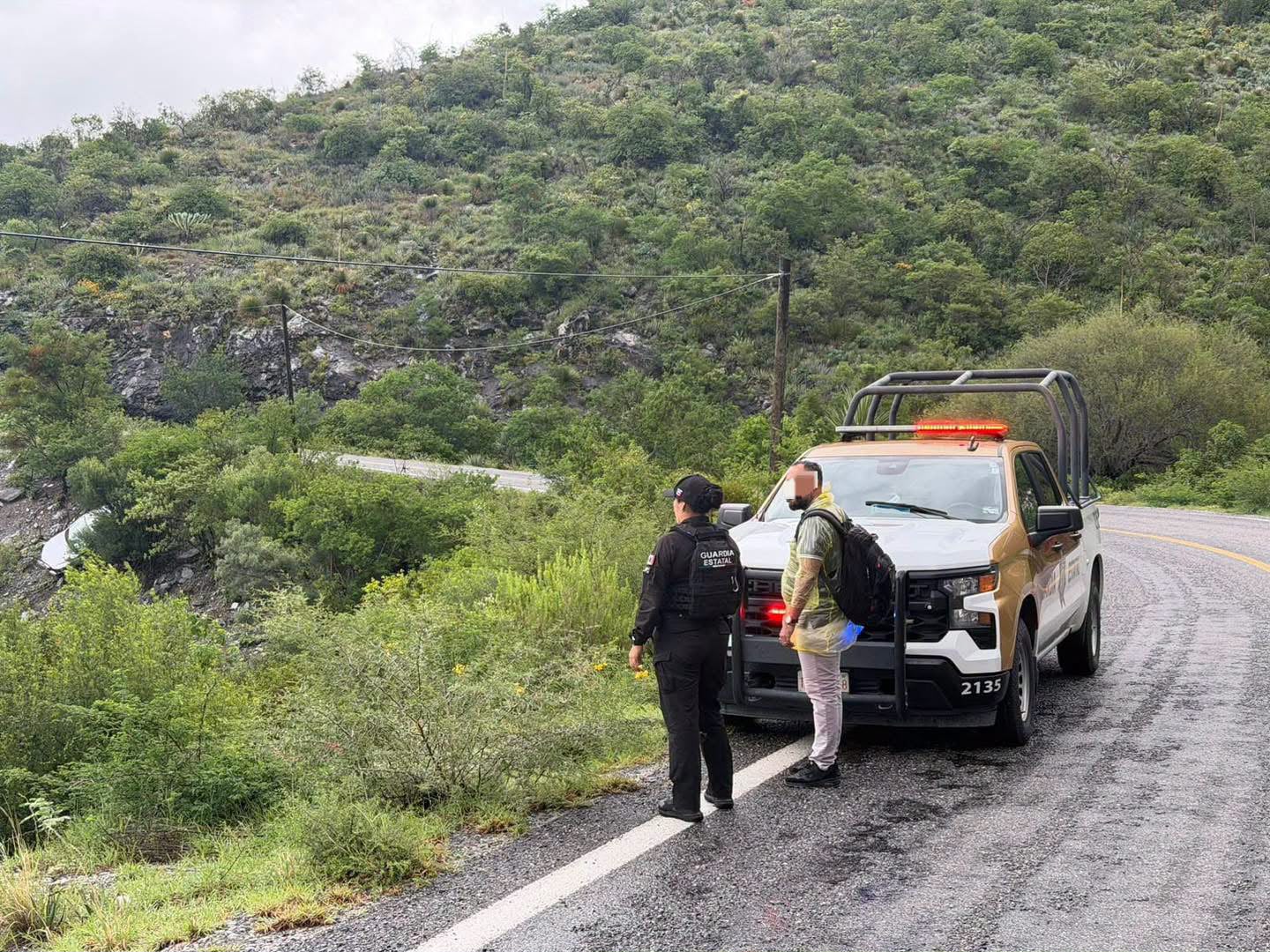 Elementos de la Guardia Estatal resguardaron la zona donde un automóvil cayó a un barranco en la carretera Victoria-Tula.