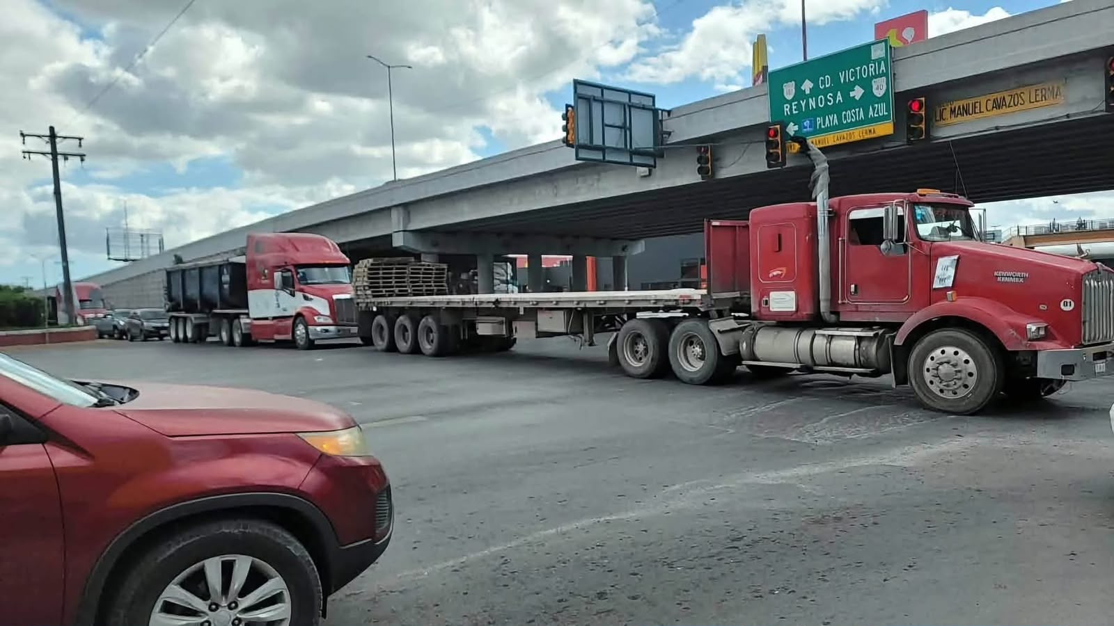 Bloqueos con vehículos de carga y transporte afectaron la circulación en Matamoros y Río Bravo, tras reportarse la detención de Axel Alfredo Cárdenas Rodríguez, hijo de “El Contador”.