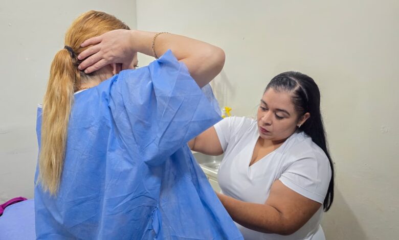 La Secretaría de Salud mantiene módulos iBreast Exam en dependencias públicas y espacios de atención para acercar la detección de cáncer de mama a la población.