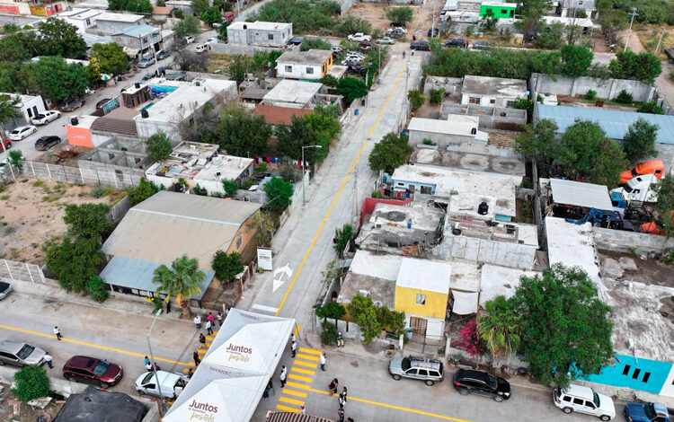 Carmen Lilia Canturosas entregó cuatro obras de pavimentación en la colonia Francisco Villa, con inversión de 6.9 millones de pesos.
