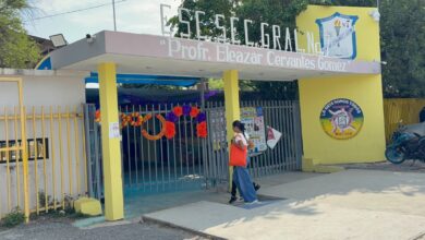 Elementos de la Defensa Nacional, Guardia Nacional y Guardia Estatal permanecieron en el exterior de la Secundaria General Número 7, tras difundirse una presunta amenaza de balacera.