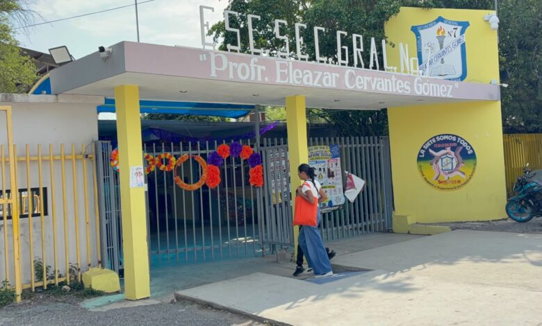 Elementos de la Defensa Nacional, Guardia Nacional y Guardia Estatal permanecieron en el exterior de la Secundaria General Número 7, tras difundirse una presunta amenaza de balacera.