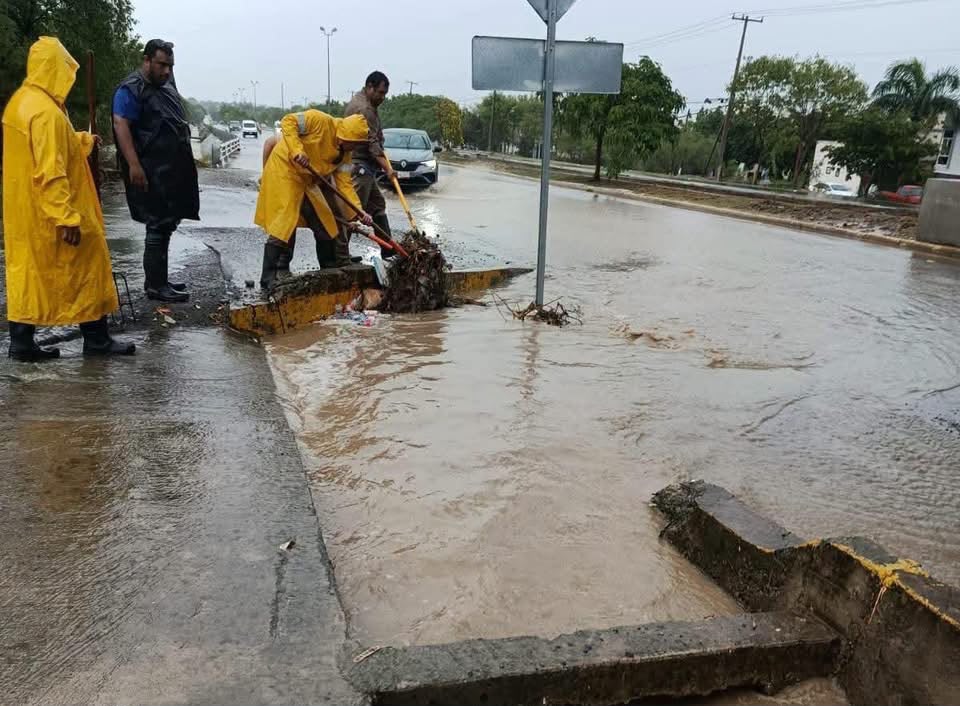 Cuadrillas municipales y cuerpos de emergencia atendieron reportes por las lluvias en Ciudad Victoria y reforzaron la limpieza de drenes pluviales.