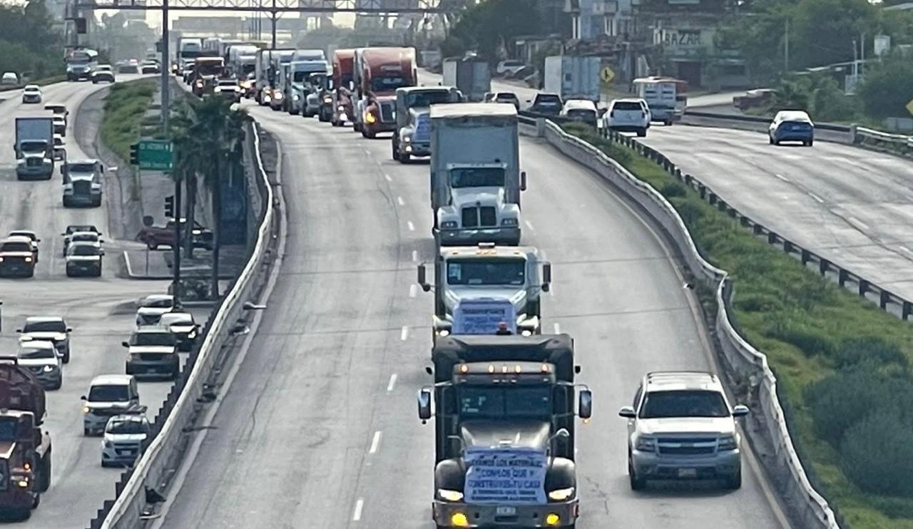 Transportistas protestaron en Reynosa, Nuevo Laredo y Altamira para exigir seguridad carretera, mejores condiciones fiscales e infraestructura.