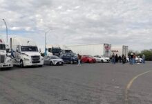 Transportistas de carga se movilizaron en tres municipios de Tamaulipas para exigir seguridad en las carreteras y mejores condiciones para el sector.