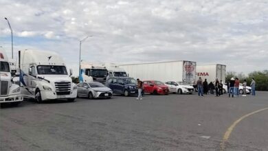 Transportistas de carga se movilizaron en tres municipios de Tamaulipas para exigir seguridad en las carreteras y mejores condiciones para el sector.