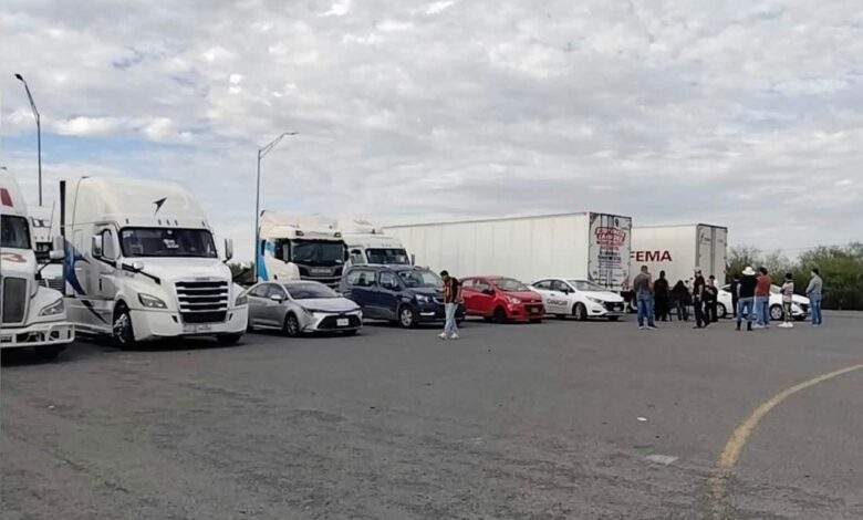 Transportistas de carga se movilizaron en tres municipios de Tamaulipas para exigir seguridad en las carreteras y mejores condiciones para el sector.