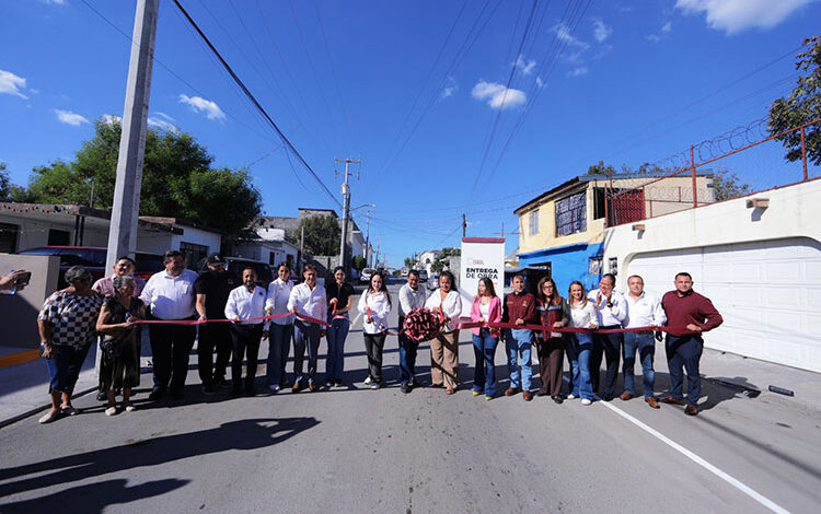 Carmen Lilia Canturosas entregó obras de recarpeteo en tres vialidades de Nuevo Laredo.
