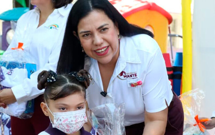 Patty Chío y representantes de Fundación Pantaleón encabezaron la entrega de uniformes y zapatos escolares para estudiantes de los 10 CAIC de El Mante.