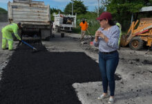 La alcaldesa Patty Chío supervisó los trabajos de bacheo y rehabilitación de la carretera Mante-El Limón, entre los ejidos San Agustín y Santa Elena.