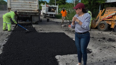 La alcaldesa Patty Chío supervisó los trabajos de bacheo y rehabilitación de la carretera Mante-El Limón, entre los ejidos San Agustín y Santa Elena.