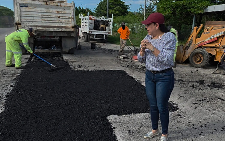 La alcaldesa Patty Chío supervisó los trabajos de bacheo y rehabilitación de la carretera Mante-El Limón, entre los ejidos San Agustín y Santa Elena.