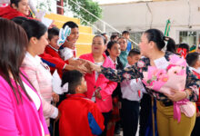 Patty Chío entregó equipos de aire acondicionado a la Escuela Primaria Juan B. Tijerina para mejorar las condiciones de sus espacios educativos.