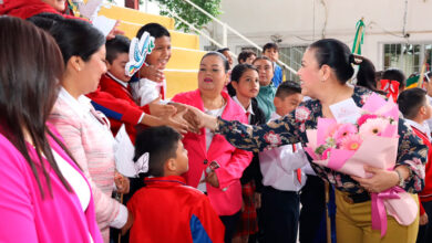 Patty Chío entregó equipos de aire acondicionado a la Escuela Primaria Juan B. Tijerina para mejorar las condiciones de sus espacios educativos.