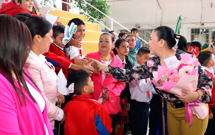Patty Chío entregó equipos de aire acondicionado a la Escuela Primaria Juan B. Tijerina para mejorar las condiciones de sus espacios educativos.