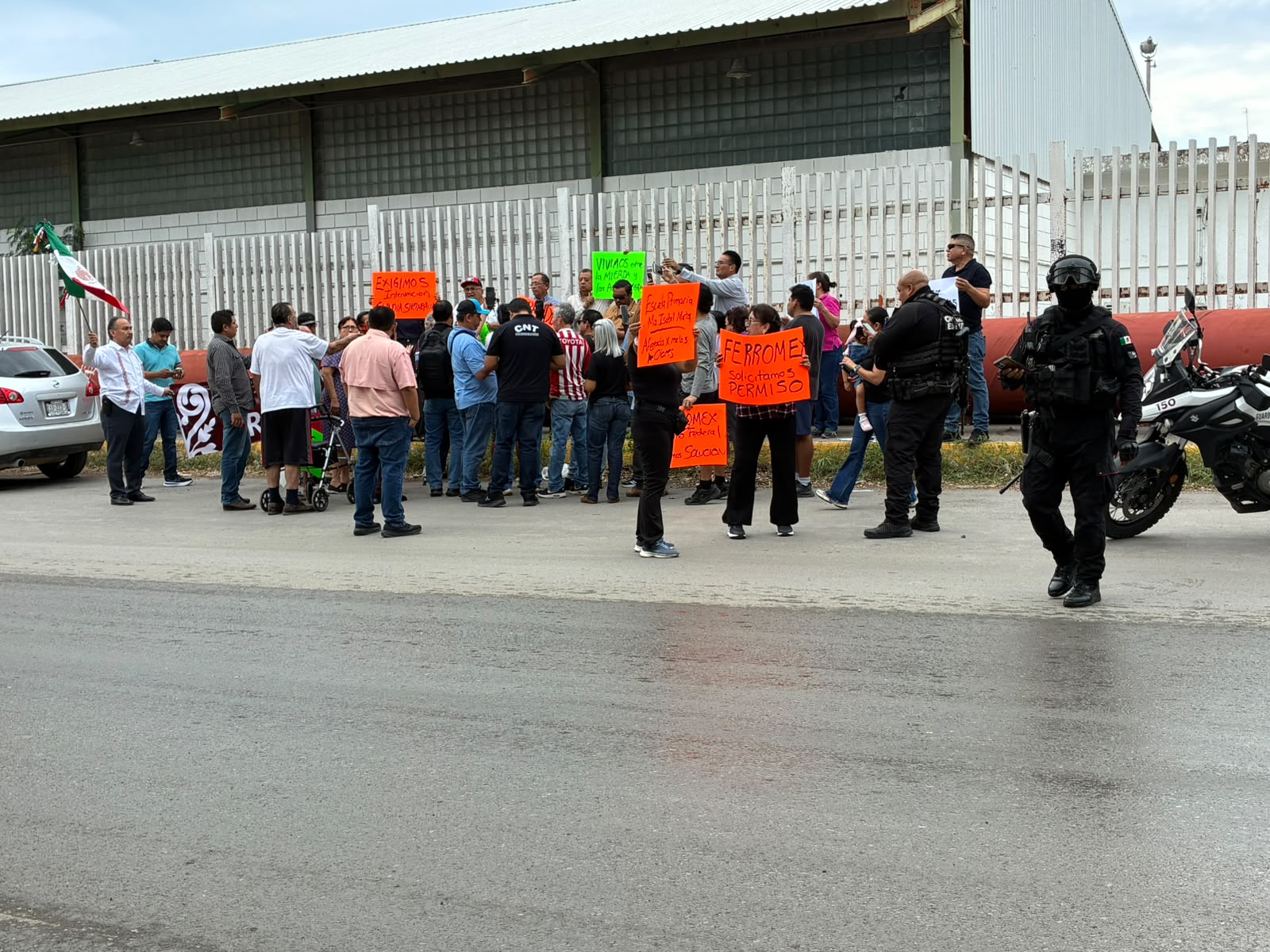 Vecinos de la colonia Lázaro Cárdenas protestaron en Ciudad Victoria por un derrame de aguas negras y pidieron a Sheinbaum intervenir ante Ferromex.
