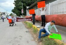 Vecinos de la colonia Lázaro Cárdenas protestaron para exigir la rehabilitación del drenaje en el crucero del Eje Vial y Alberto Carrera Torres.