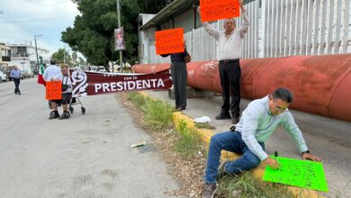 Vecinos de la colonia Lázaro Cárdenas protestaron para exigir la rehabilitación del drenaje en el crucero del Eje Vial y Alberto Carrera Torres.