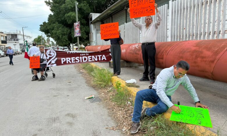 Vecinos de la colonia Lázaro Cárdenas protestaron para exigir la rehabilitación del drenaje en el crucero del Eje Vial y Alberto Carrera Torres.