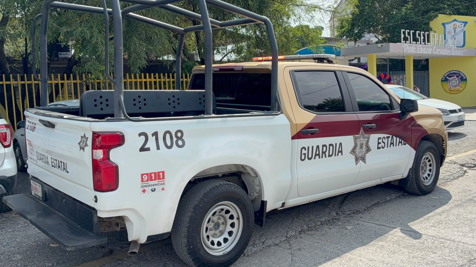 Fuerzas de seguridad acudieron a la Secundaria General 7 de Victoria tras difundirse una presunta amenaza de balacera en redes sociales.
